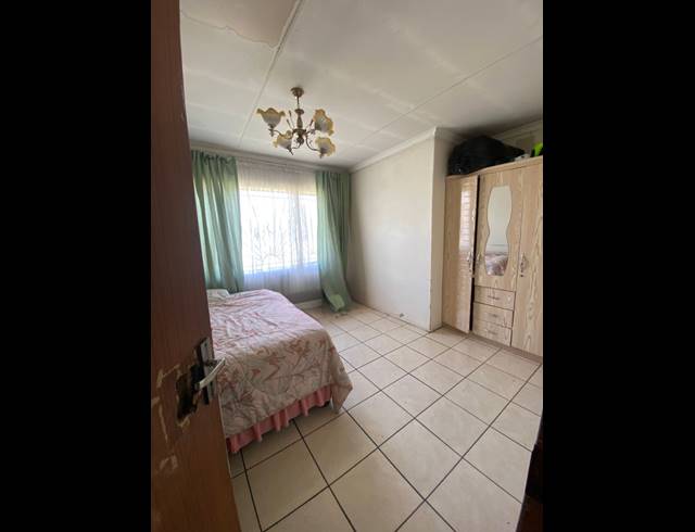 8 BEDROOM HOUSE FOR SALE IN BEDWORTH PARK